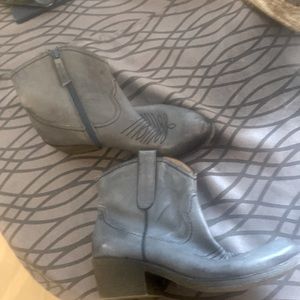 New ankle boots 7.5 M Leather Upper Gray Blue